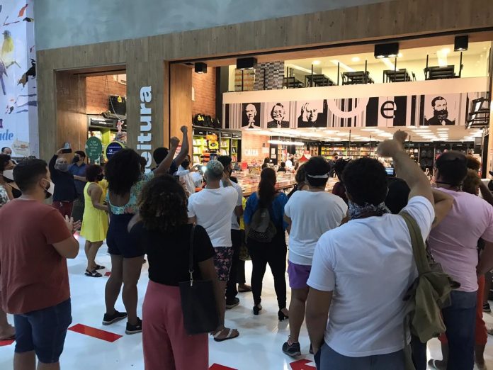 Mobilização em frente à livraria de João Pessoa protesta contra ato de racismo