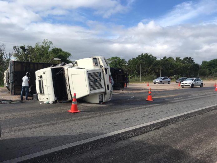 Carreta carregada de mangas tomba em acidente BR-304 na Grande Natal