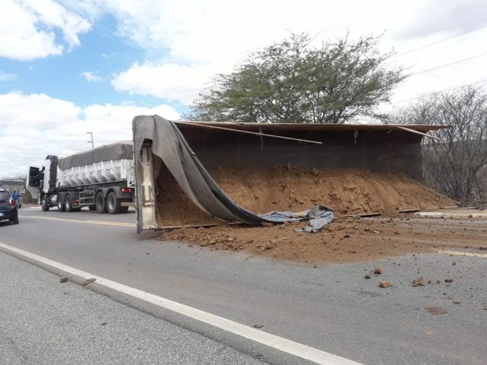 Carreta carregada de barro tomba e interdita pista na BR-427 em Acari