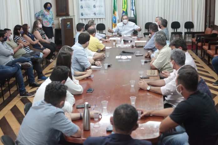 ‘Vamos seguir com comércio funcionando’, diz prefeito de Natal em reunião com empresários sobre combate à Covid-19