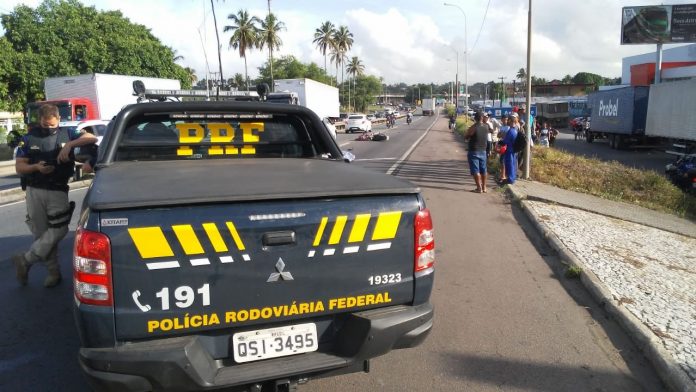 Motociclista cai de moto, é atropelado por carreta e morre, na BR-101, em João Pessoa