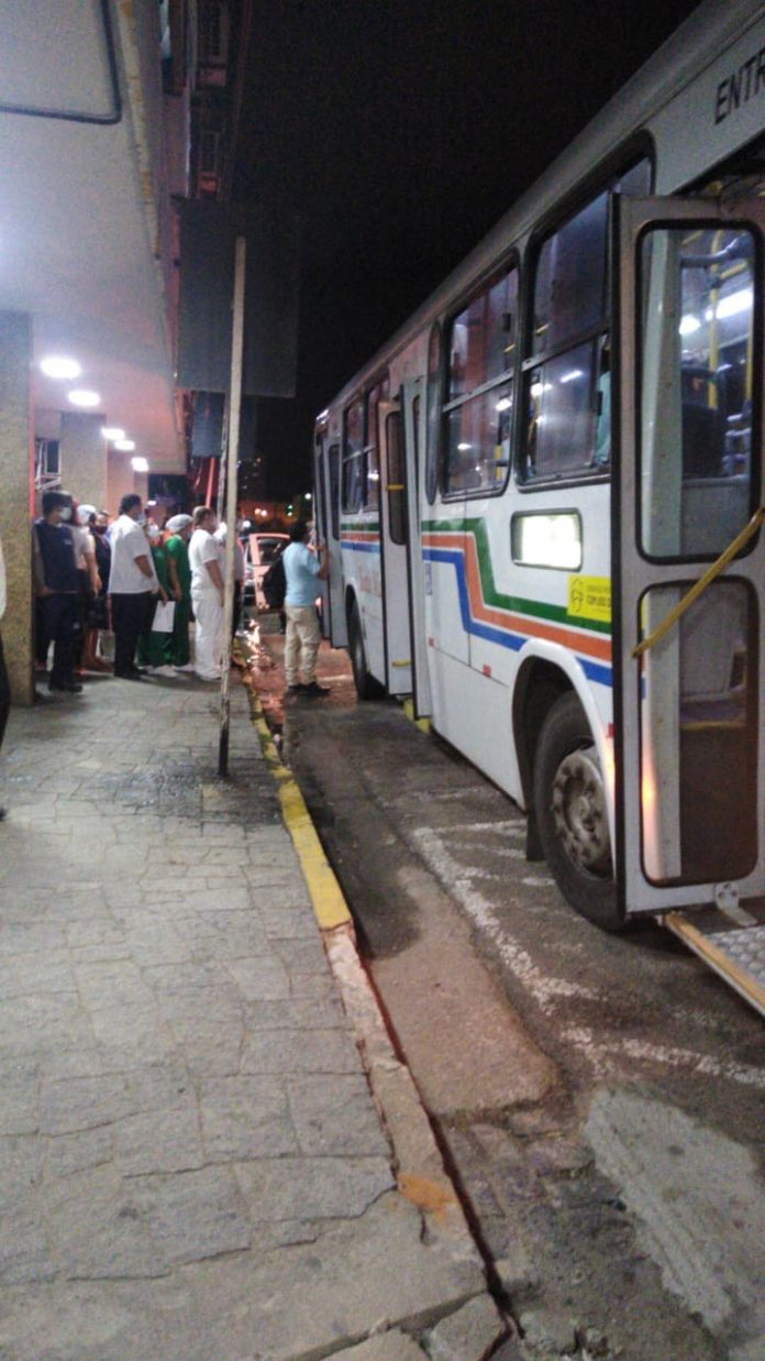Mulher é atingida por bala perdida dentro de ônibus na Zona Leste de Natal