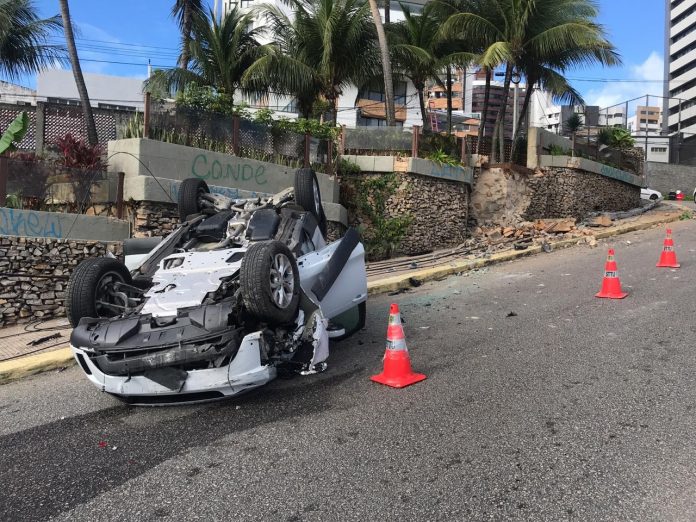 Carro capota na Ladeira do Sol e via é interditada