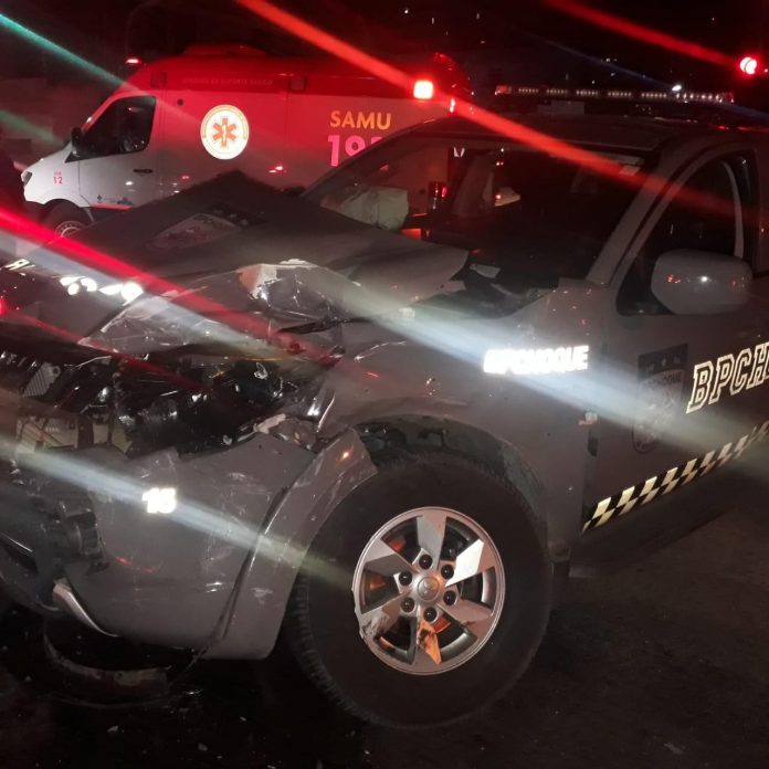 Motorista com sinais de embriaguez bate em carro da PM e policiais ficam feridos em Natal