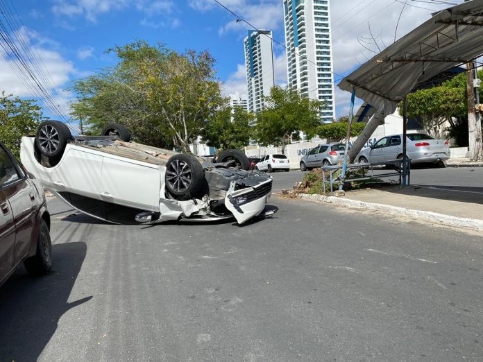 Homem fica ferido após carro capotar, em Campina Grande, na Paraíba