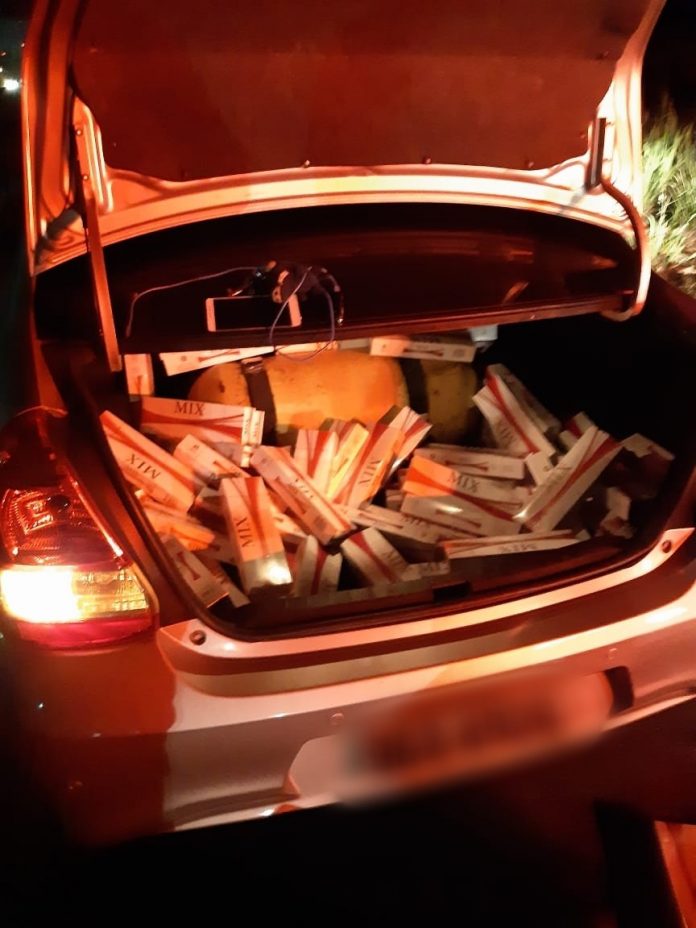 PM encontra carga de cigarros contrabandeados dentro de carro e detém motorista na Grande Natal