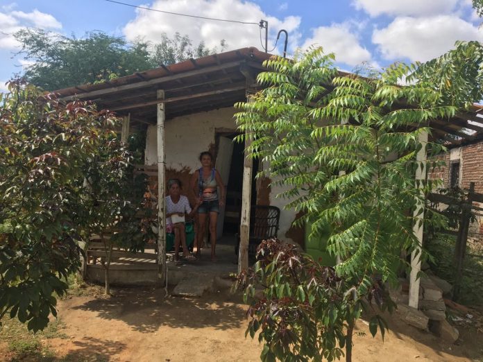 Bombeiros criam campanha para ajudar mãe que teve parto de emergência em banheiro: ‘bebê não tem nem roupa’