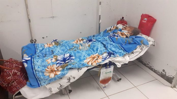 Idosa de 100 anos é internada em maca sem colchão na UPA Pajuçara em Natal