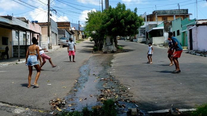 Moradores transformam esgoto estourado há mais de 15 dias em rede de ‘futlama’ na Zona Oeste de Natal