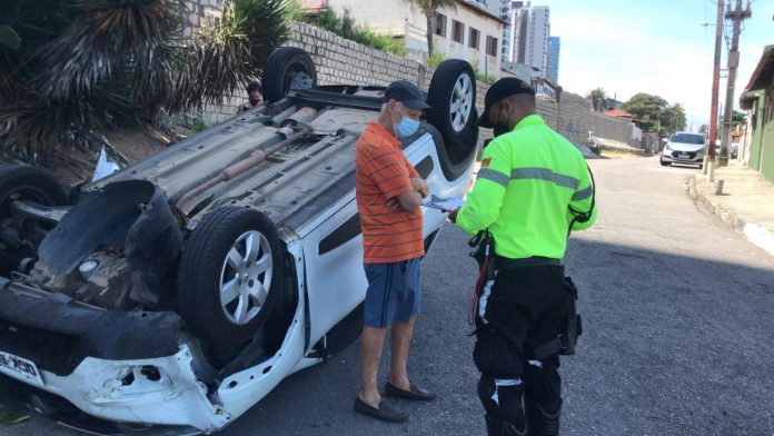 Motorista perde controle e capota carro na Zona Leste de Natal