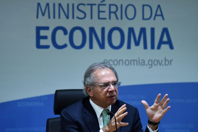 Guedes defende vacinação gratuita e voluntária