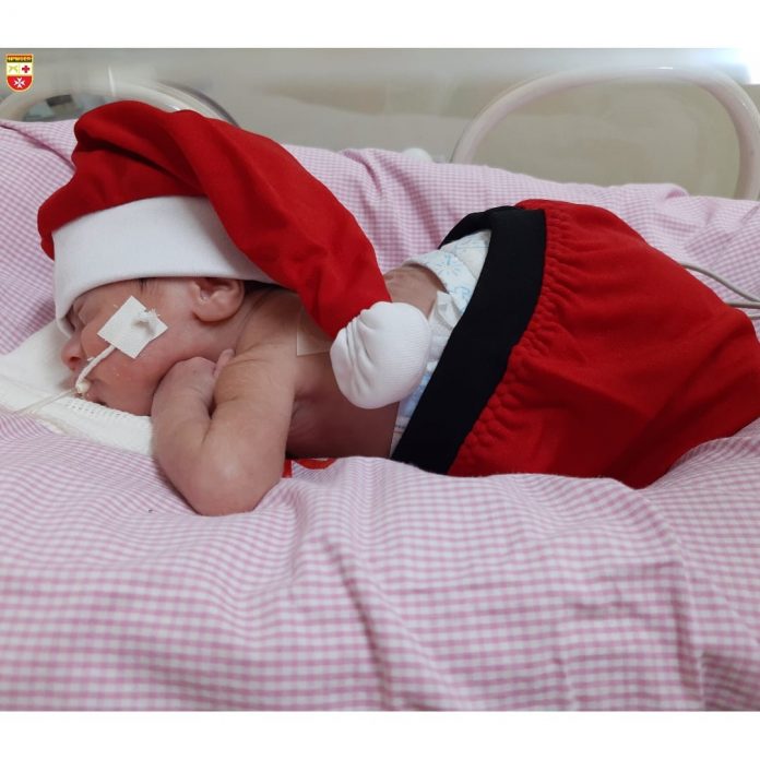 Bebês de UTI Neonatal de hospital em João Pessoa são vestidos com roupinhas natalinas