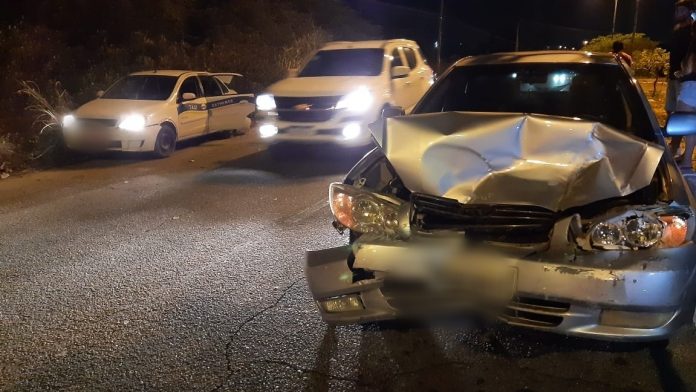 Acidente deixa três pessoas feridas e taxista foge por dentro de mata na Zona Sul de Natal