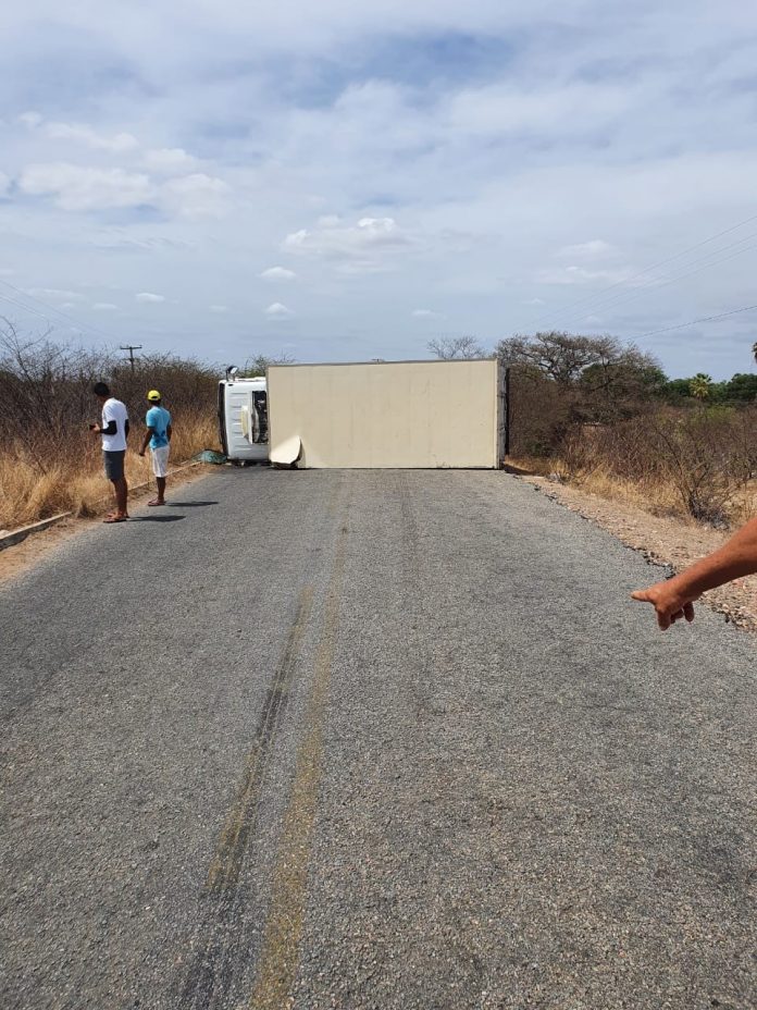 Caminhão carregado de alimentos tomba e interdita rodovia no Oeste potiguar