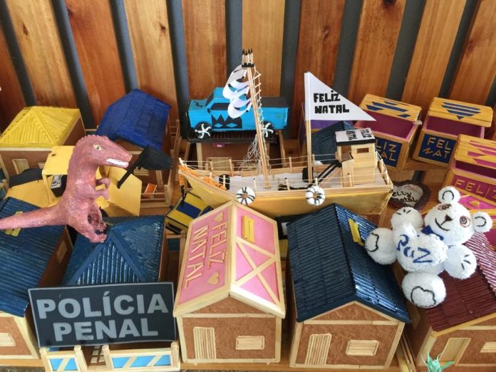 Filhos de presidiários recebem brinquedos feitos dentro da penitenciária de Alcaçuz no RN
