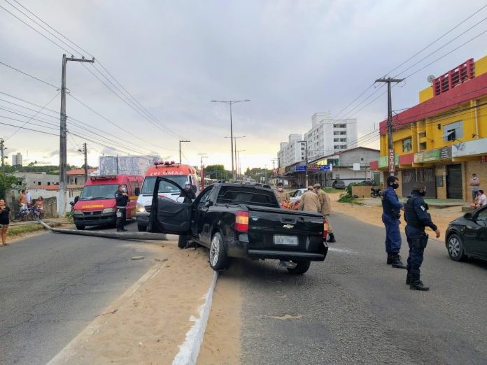 Motorista perde controle do carro e derruba poste em avenida na Zona Norte de Natal