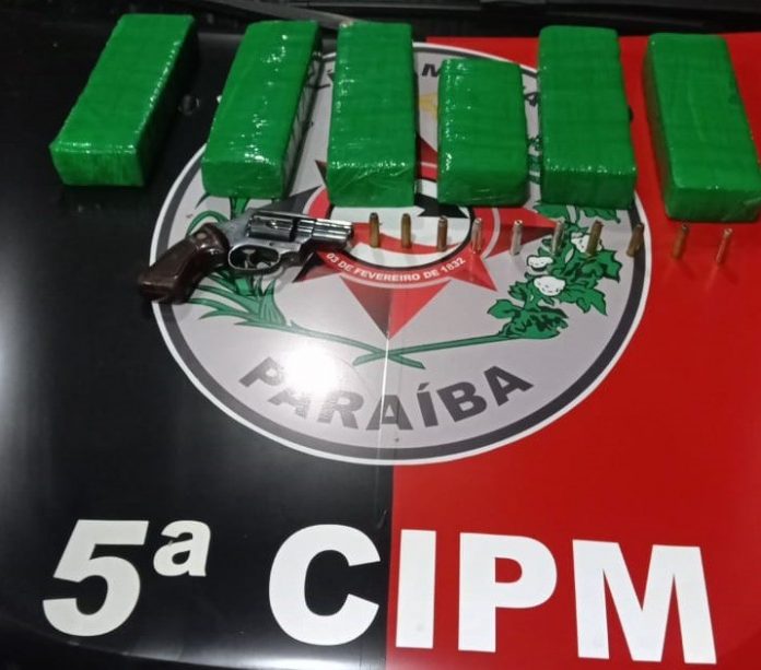 Duas mulheres são presas suspeitas de tráfico de drogas, em Juru, no Sertão da Paraíba