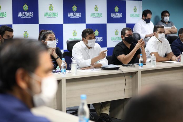 Após protestos, governador do Amazonas define novas regras e autoriza reabertura do comércio