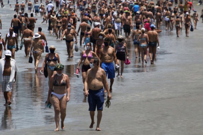 Baixada Santista registra movimento de turistas mesmo com medidas de contenção