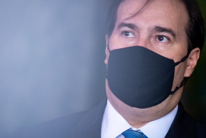 Mesmo em recesso, parlamentares articulam votos para sucessão na Câmara e no Senado