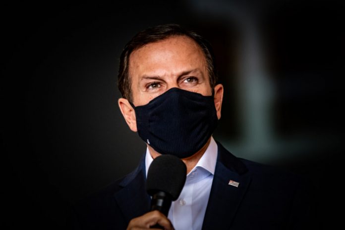 Após vice testar positivo para Covid-19, Doria cancela férias e volta pra SP