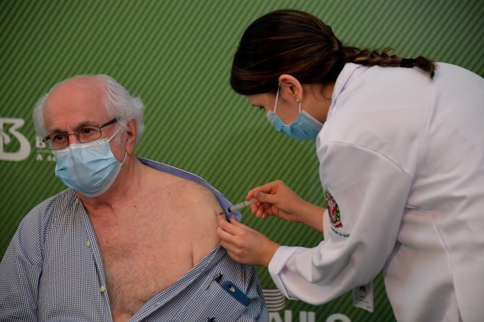 Médico de 79 anos é o primeiro paraibano a ser vacinado contra a Covid-19 no Brasil