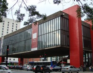 Valorização da arte brasileira deveria ser natural, avalia especialista