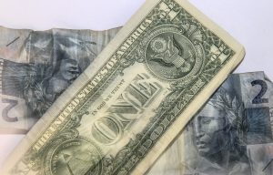 Dólar oscila com transição de poder na Casa Branca e Copom no radar