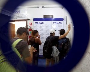 Apesar de pandemia, Brasil cria 142 mil vagas com carteira assinada em 2020