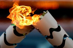 Sem dinheiro, condutores são obrigados a vender lembranças da passagem da tocha da Rio 2016