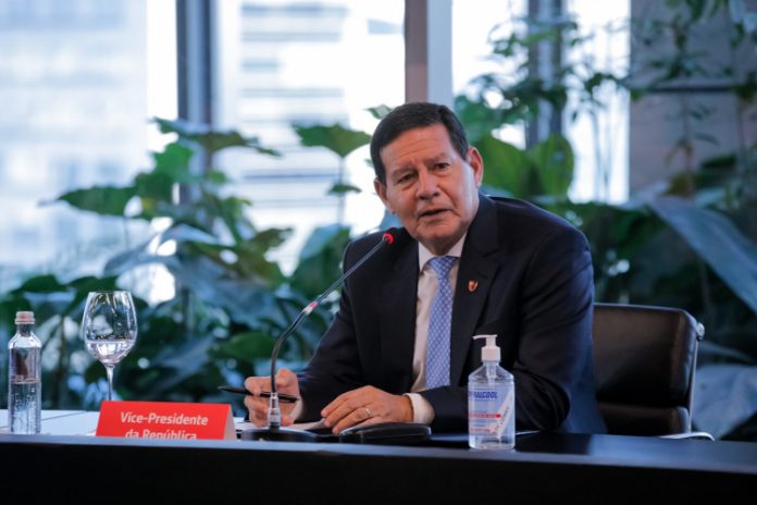 Antecipação do 13º salário ‘vem para ajudar’, diz Hamilton Mourão