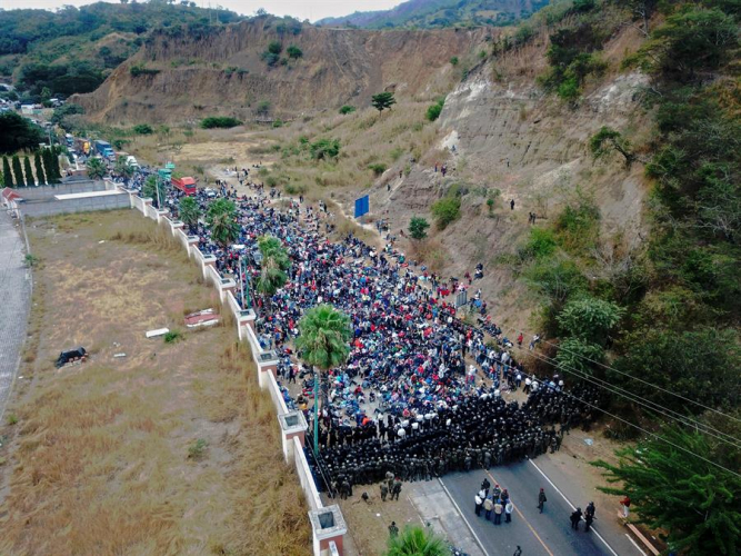 Caravana com milhares de migrantes viajam a pé com destino aos EUA