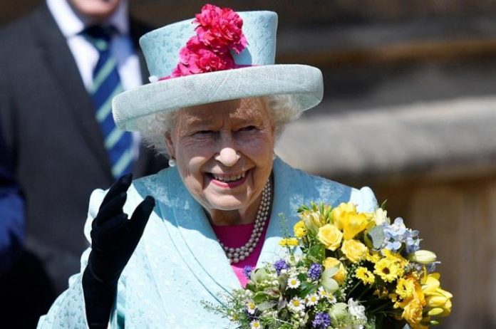 Rainha Elizabeth procura social media com salário de R$ 200 mil por ano