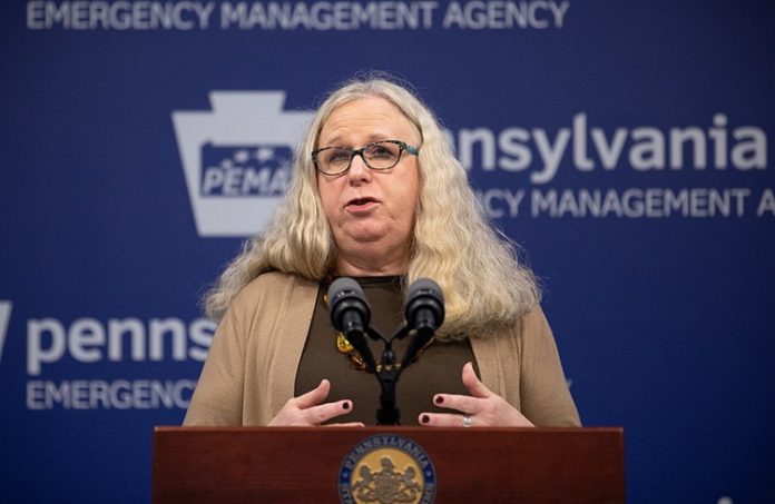 Joe Biden nomeia mulher trans para cargo no Departamento de Saúde dos EUA