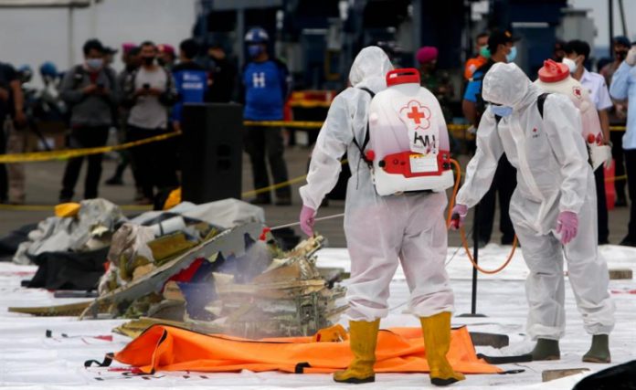 Caixas-pretas e destroços são localizados próximos a local que avião caiu na Indonésia