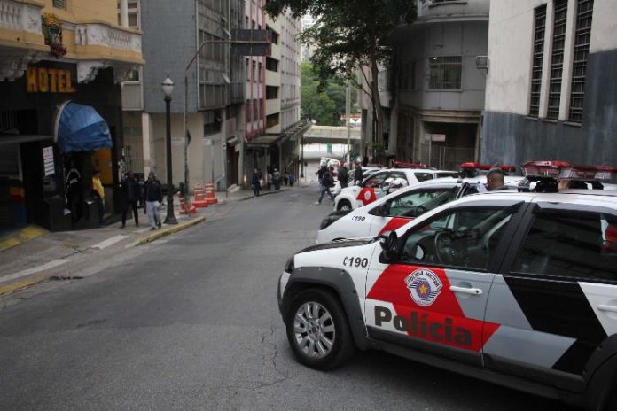 PM resgata menino de 11 anos que vivia acorrentado em barril e prende três em Campinas