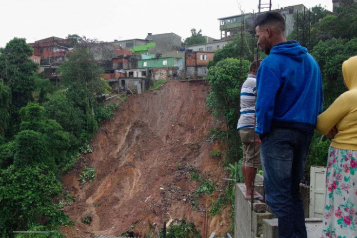 Em época de chuvas, moradores temem novos deslizamentos de terra em São Paulo
