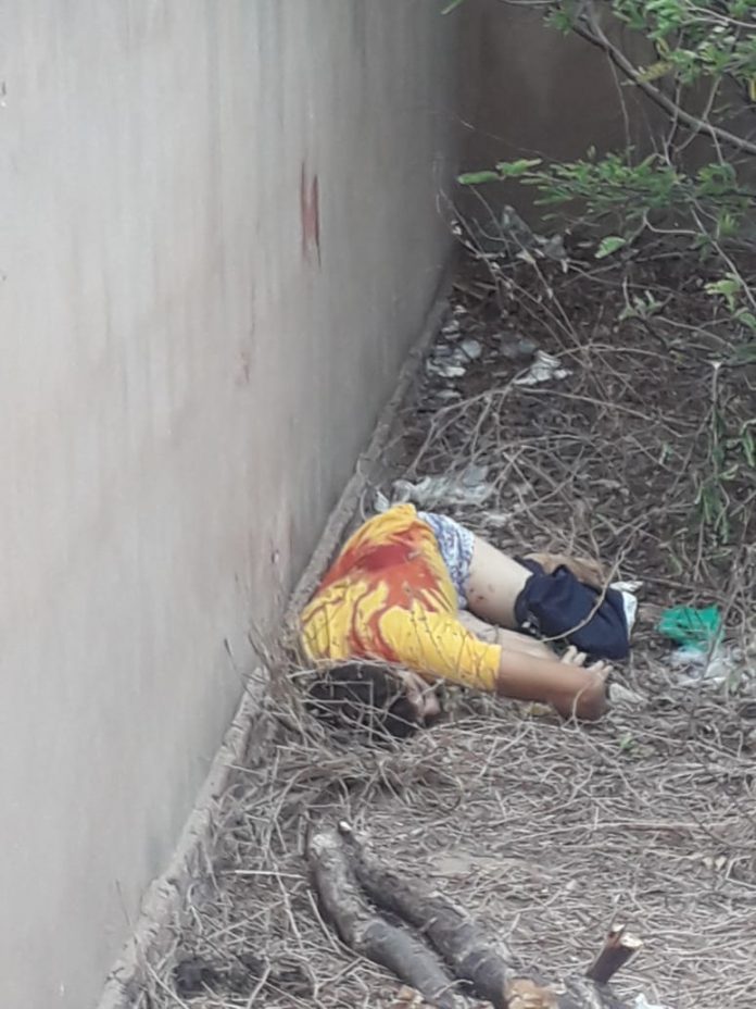 Ex-presidiário é morto a tiros enquanto fazia necessidades fisiológicas em terreno baldio em Tibau no litoral Potiguar