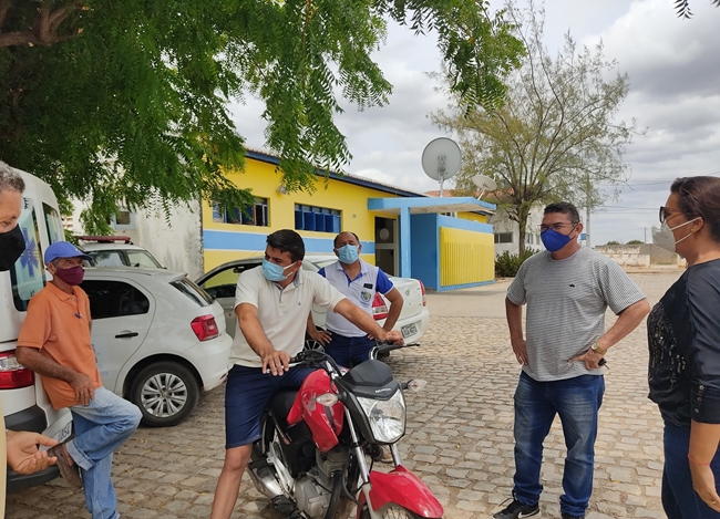 Vereador Marcos Aurélio verifica execução das doses das vacinas contra covid-19.