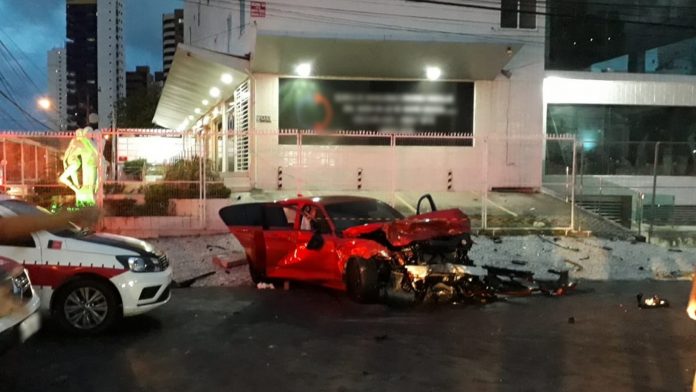 Motorista de carro de luxo é preso após fugir da polícia, bater em veículo e matar condutor em João Pessoa
