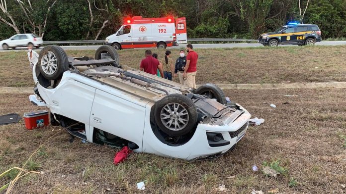 Carro capota na BR-101, em trecho da Paraíba, e uma mulher fica ferida em estado grave