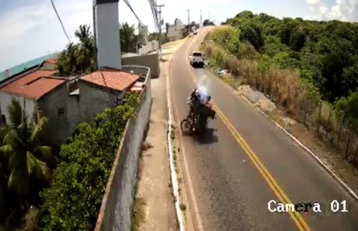 Vídeo mostra batida frontal entre motos em rodovia do litoral do RN