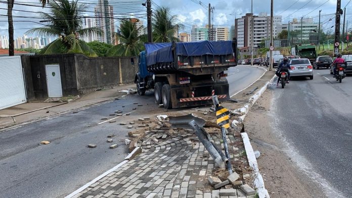 Caminhão invade faixa contrária e interdita trecho da Avenida Beira Rio, em João Pessoa