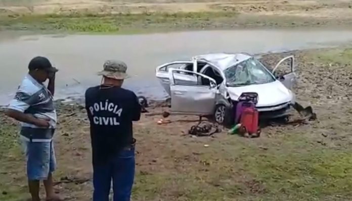 Carro capota, atinge e mata ciclista que estava em acostamento, na BR-230, em Cajá, PB
