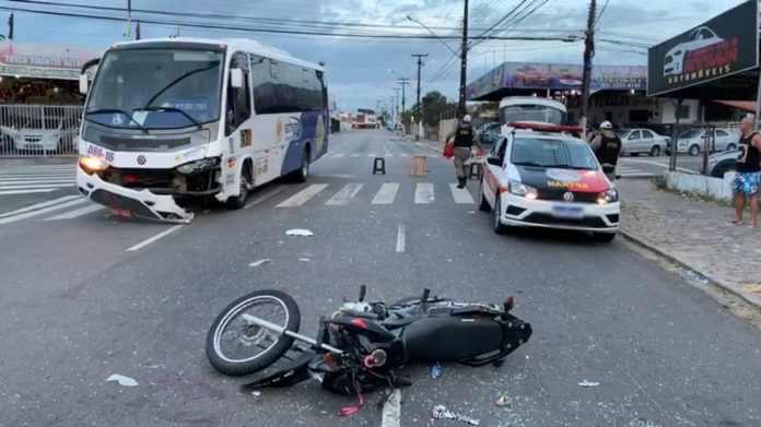 Acidente entre moto e ônibus deixa feridos, em João Pessoa