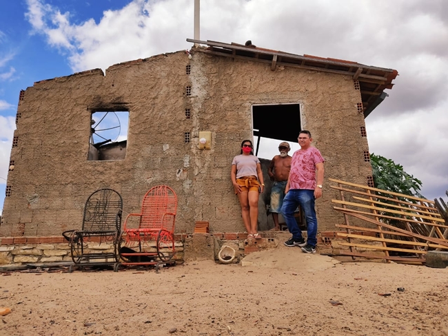 Vereador Marcos Aurélio visita morador do Gasparino que teve sua casa invadida e queimada por bandidos.