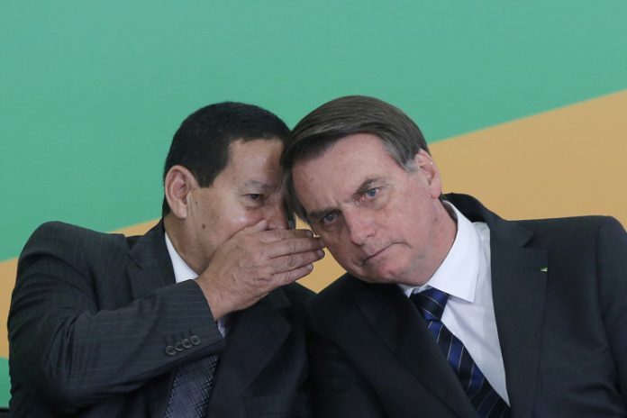 Mourão demite assessor que, em mensagens, defendeu impeachment de Bolsonaro