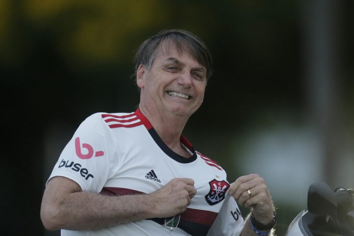 Flamengo recebe a visita de Bolsonaro em treino e confirma desfalques