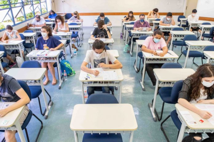 Sob protocolos rígidos, Fuvest tem temas atuais e assusta candidatos