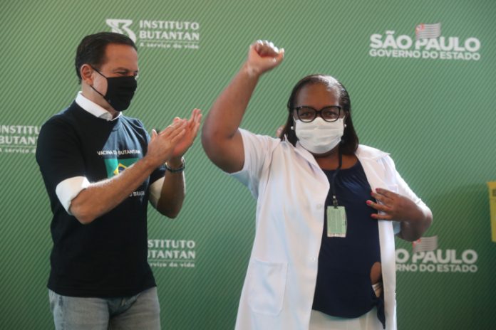 Mônica Calazans, primeira vacinada, representa um Brasil que quer seguir em frente